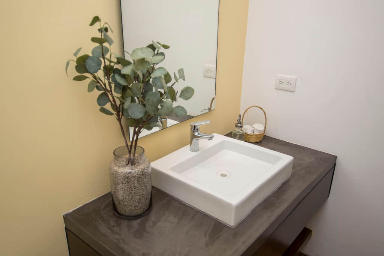Half bathroom 1