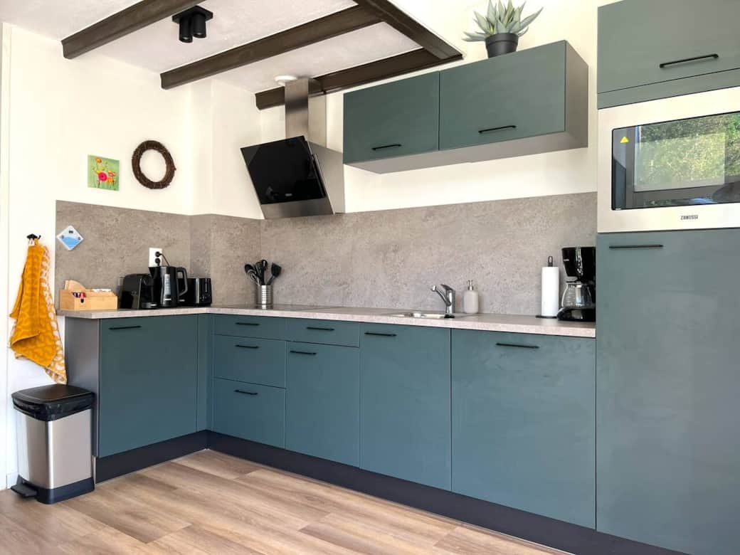 Moderne keuken volledig uitgerust met inductiekookplaat, afzuigkap, combimagnetron, koelkast met vriesvak, vaatwasser, waterkoker, filterkoffiezetapparaat en Nespresso. Servies, bestek en kookgerei zijn aanwezig. Moderne keuken volledig uitgerust met inductiekookplaat, afzuigkap, combimagnetron, koelkast met vriesvak, vaatwasser, waterkoker, filterkoffiezetapparaat en Nespresso. Servies, bestek en kookgerei zijn aanwezig.