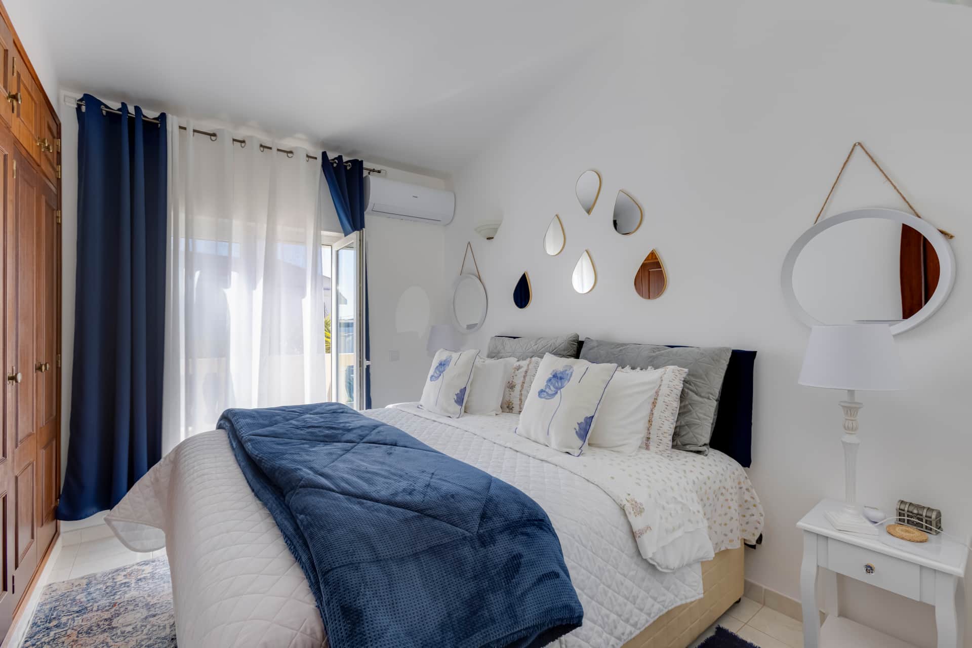 Outdoor dining area with BBQ at Vila Arpeggio, Algarve