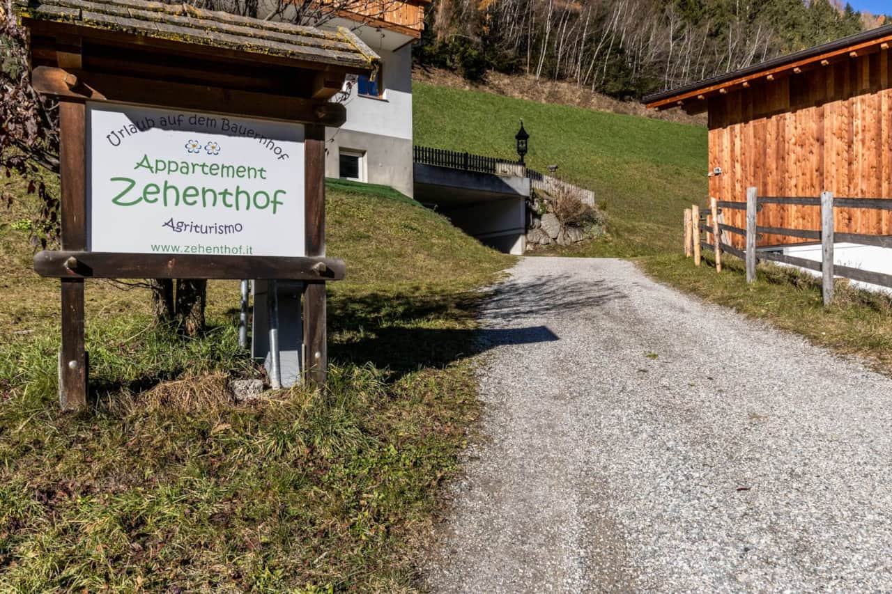 Auffahrt mit überdachter Parkmöglichkeit und Elektroladestation