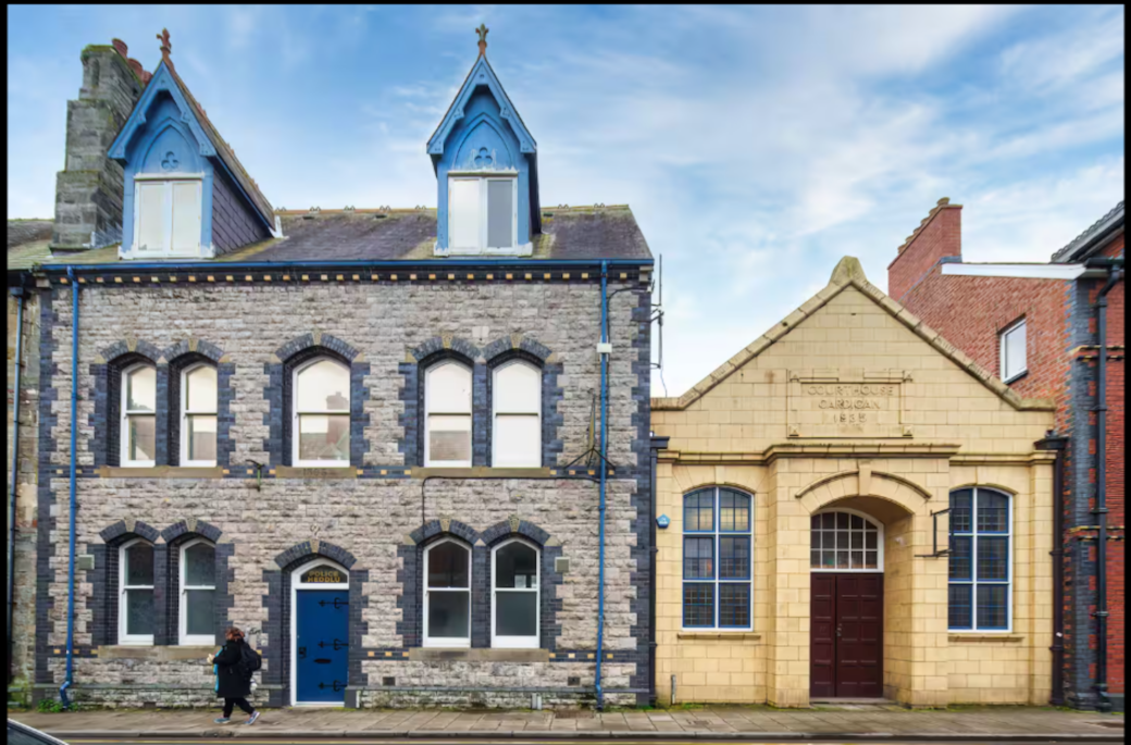 HostelHeddOutside copy