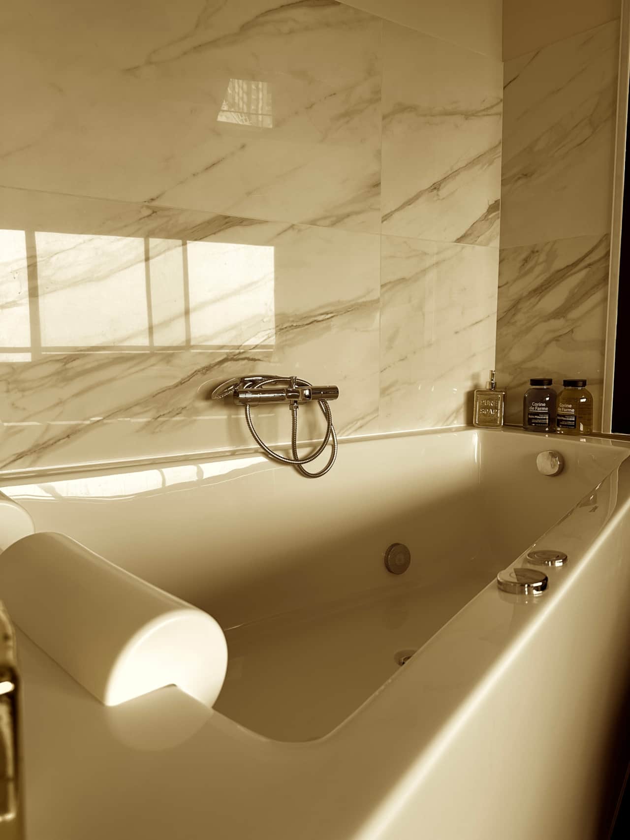 Romantic spa experience Love Horizons Rennes city centre High-end Couples Anniversary Spa Jacuzzi
