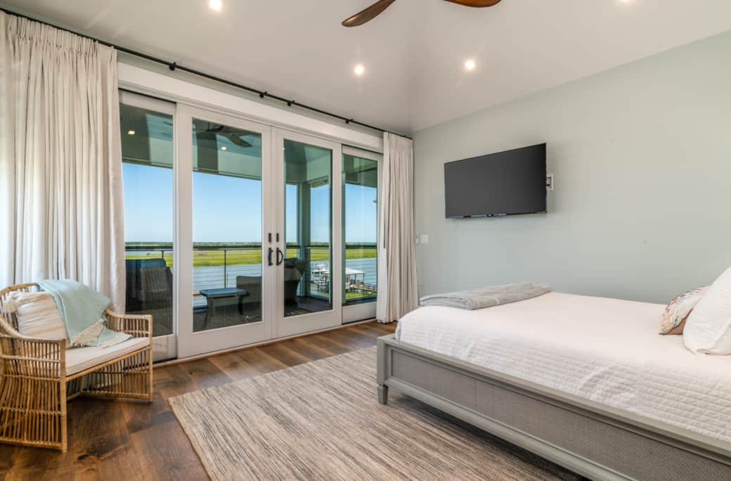 3rd bed with queen bed, access to deck
