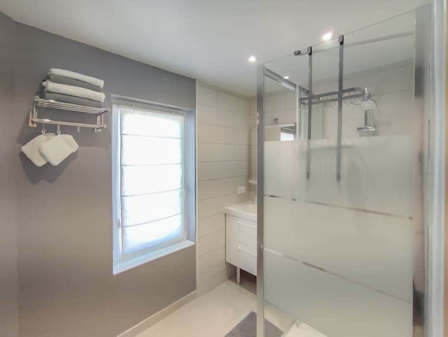 Das Badezimmer mit seiner großformatigen Dusche. Badetücher sind vorhanden Das Badezimmer mit seiner großformatigen Dusche. Badetücher sind vorhanden