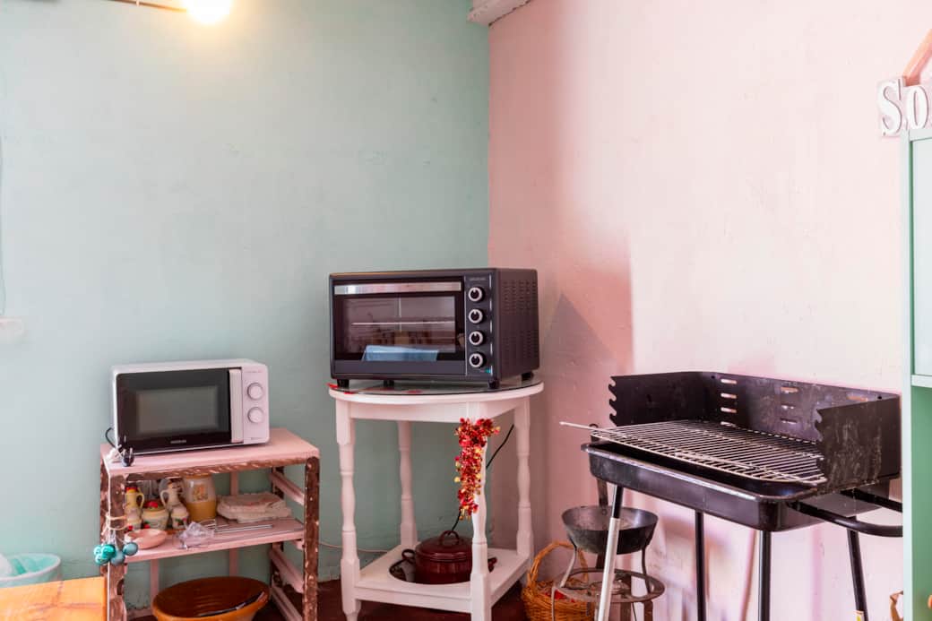 microondas, horno y barbacoa de leña y electrica - bodega en alojamiento rural en Belchite