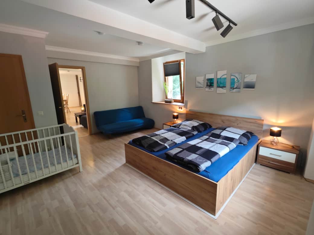 Schlafzimmer mit Babybett