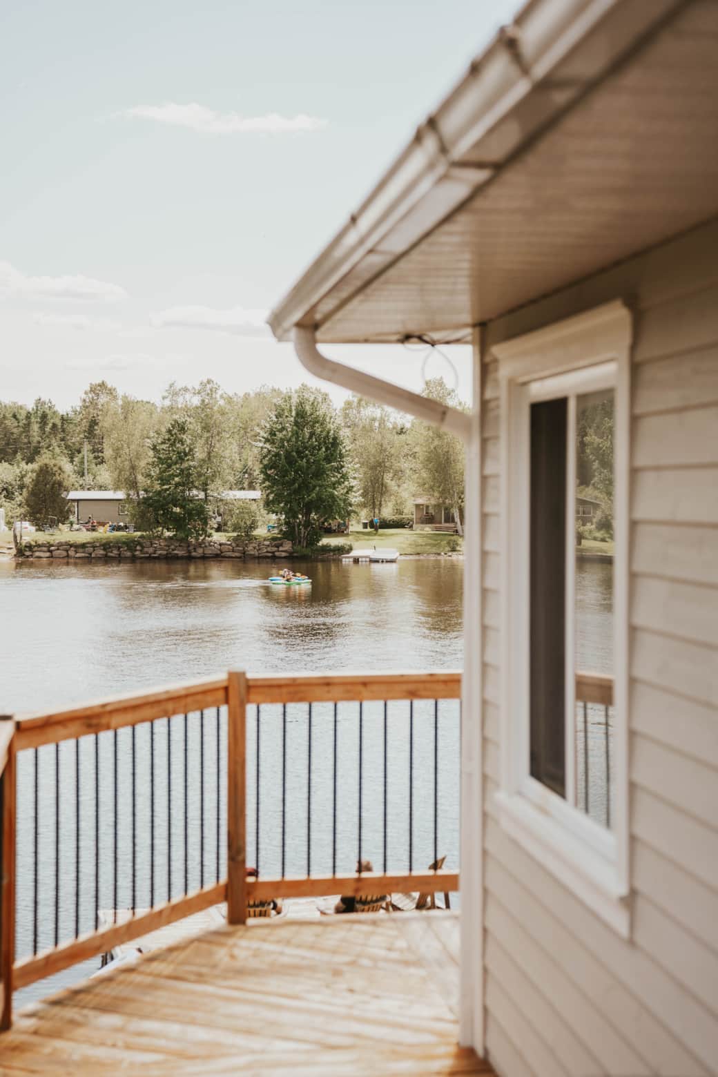 Balcon surélevé avec vue imprenable sur la rivière 
