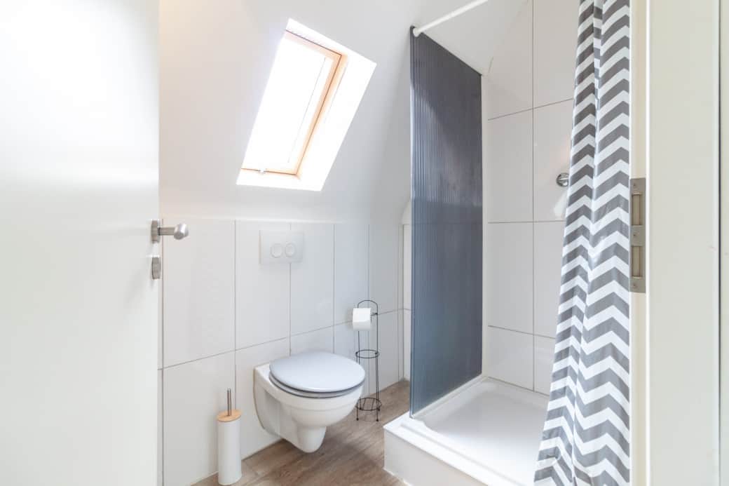 Das Badezimmer im OG mit Dusche Das Badezimmer im OG mit Dusche
