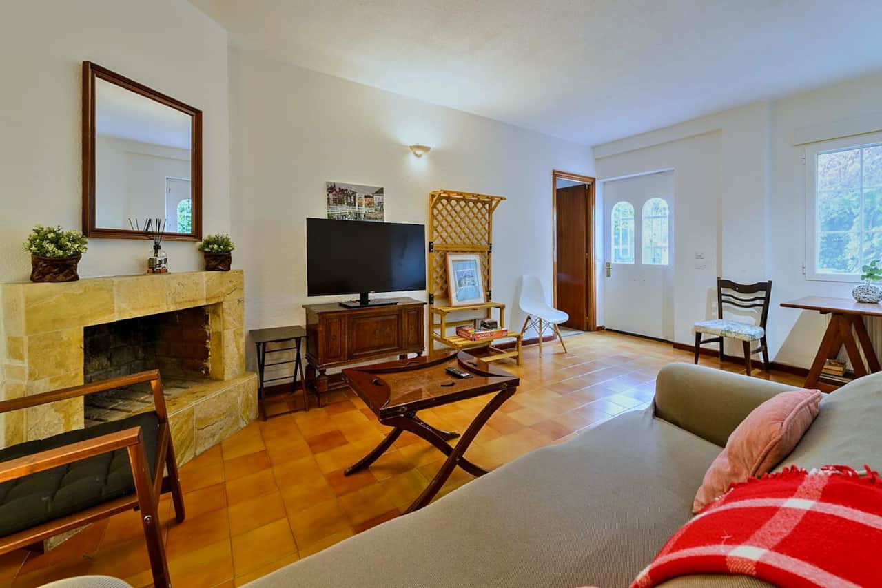 Salón con chimenea y Smart TV