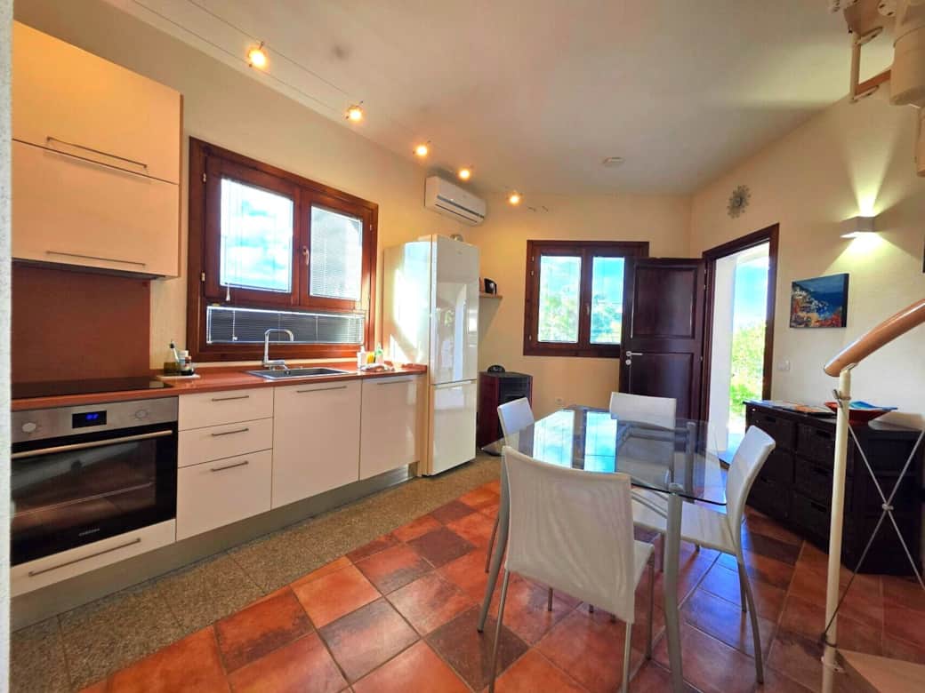 Cucina ampia e attrezzata molto luminosa