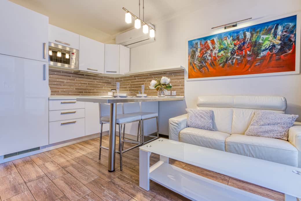 Bright open-plan studio with fully equipped kitchenette and dining space