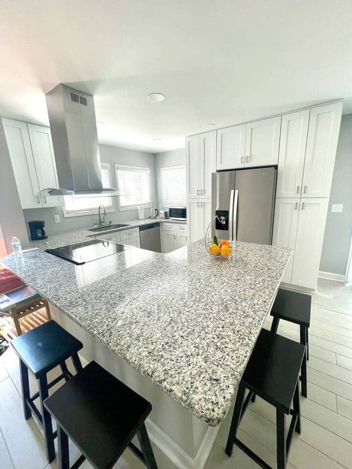 full kitchen with seating for 10