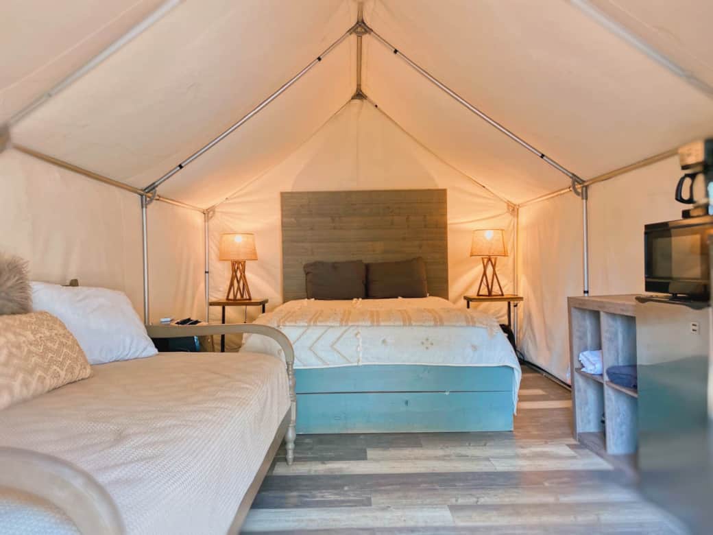 1 Queen bed and 1 twin day bed 1 Queen bed and 1 twin day bed