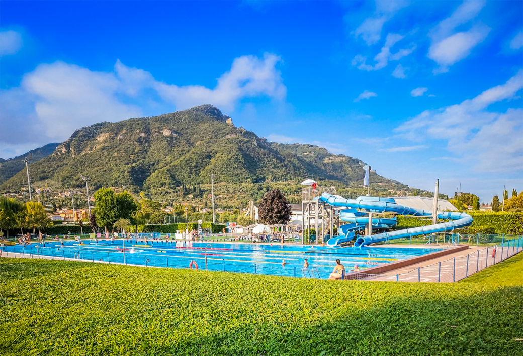 The swimming pool with the slide in the Polo Canottieri di Salò
