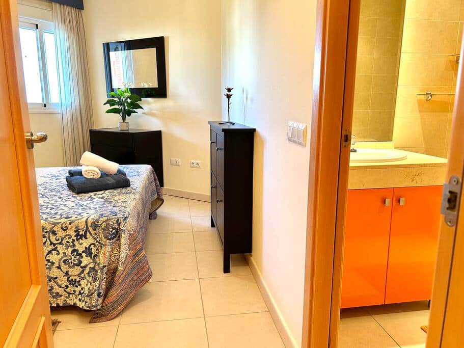 Dormitorio principal y baño