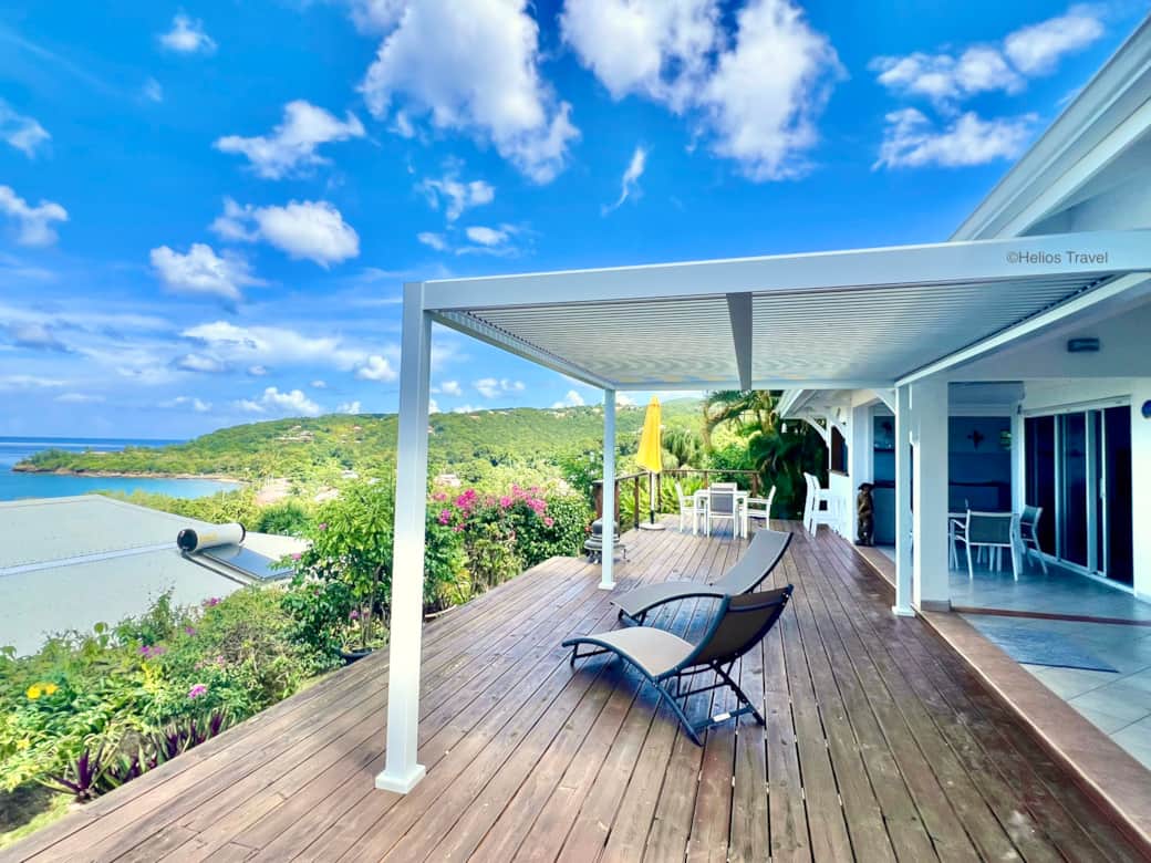 La villa Tramontane et sa terrasse avec vue sur la mer des Caraïbes