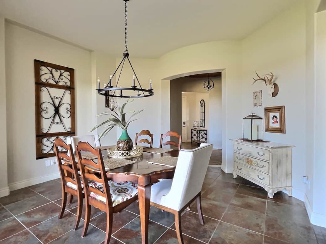 604 Dining Area 604 Dining Area