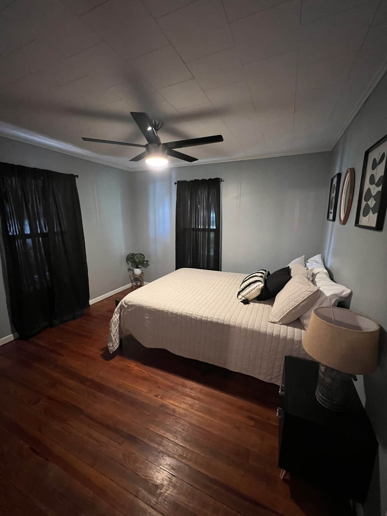 Queen Bedroom main level 