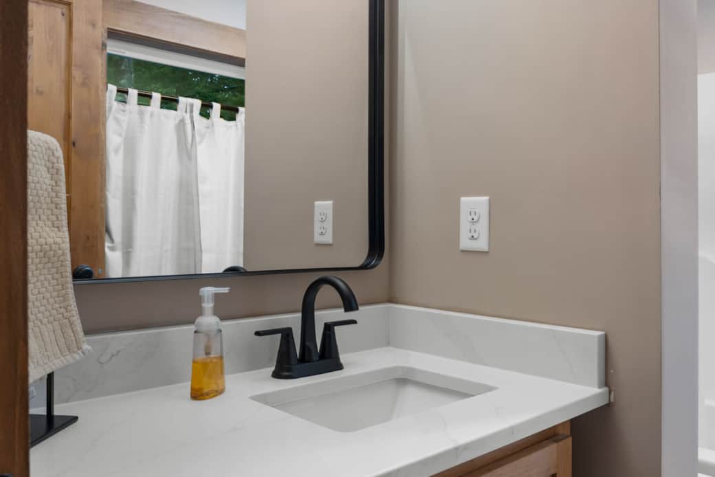 Bathroom 2 with shower/tub
