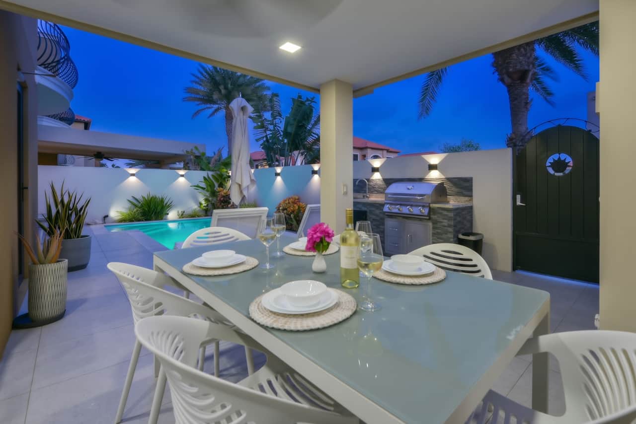 gazebo-covered dining area with seating for 6