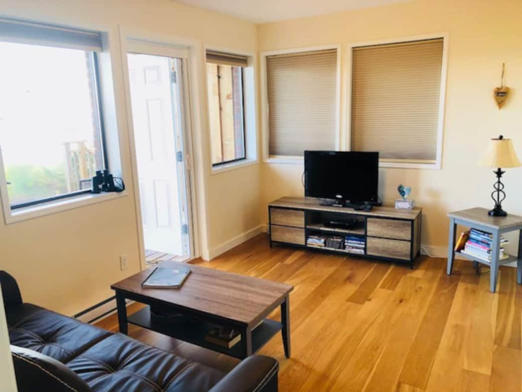 Cozy living room with cable & 40 inch flatscreen