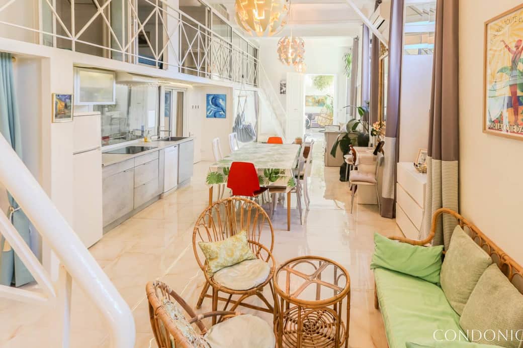 Deuxième salon cathédrale , 4 mètres  de hauteur de plafond. 