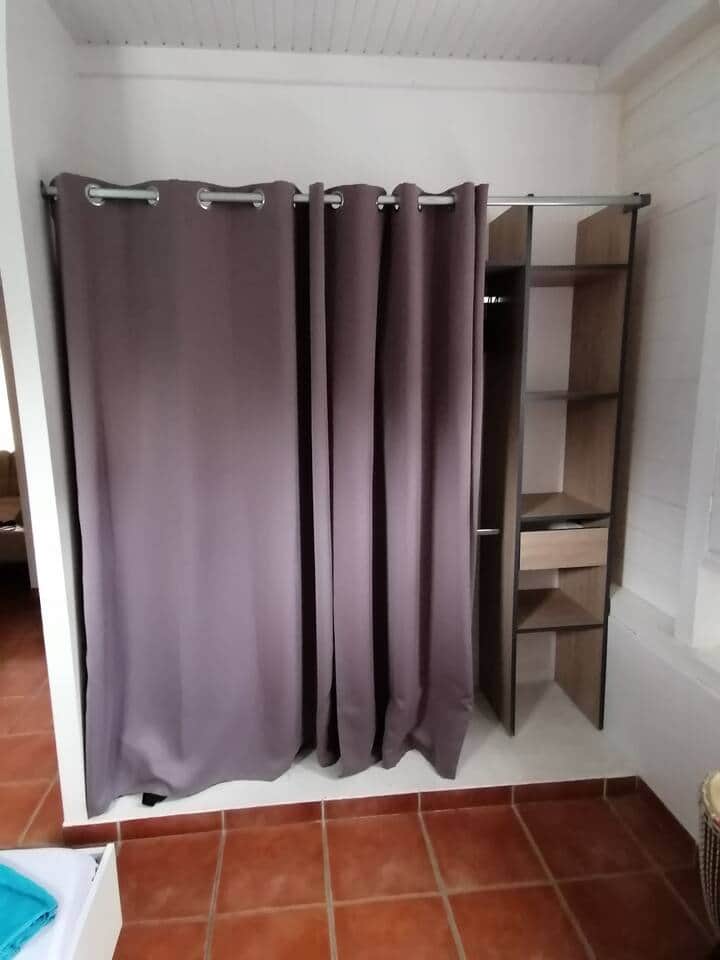 Le dressing de la chambre bleue, qui offre de nombreux rangements
