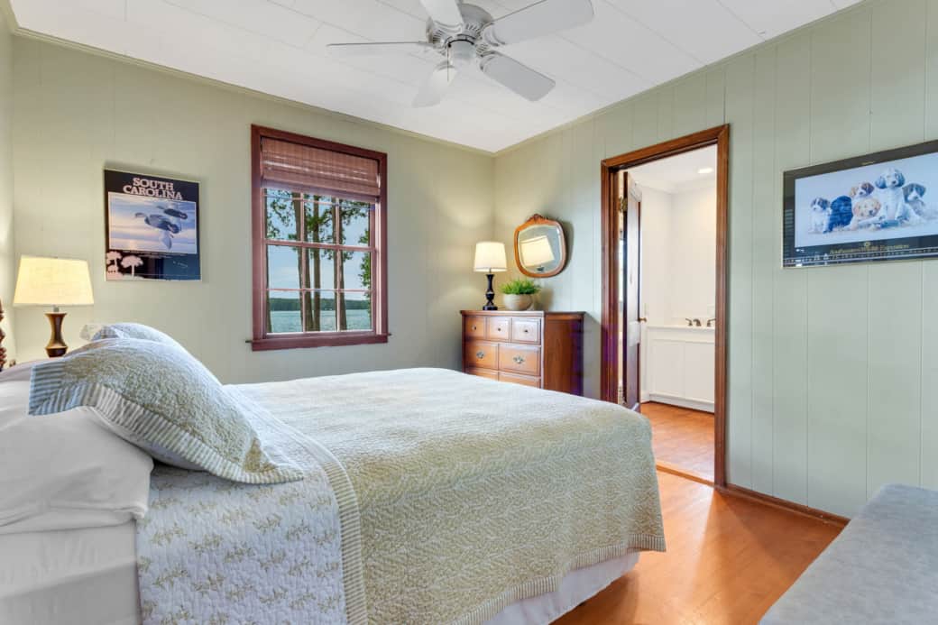 Queen bedroom with lake view Queen bedroom with lake view