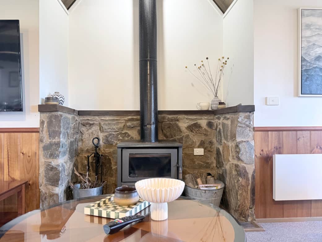 Combustion wood fireplace