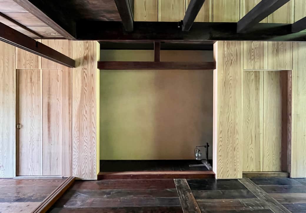 Central wall in the lounge