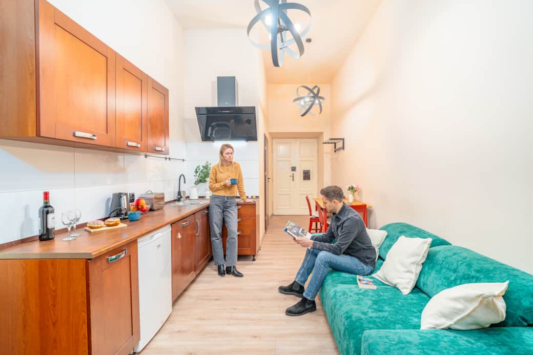 Kuchnia z częścią wypoczynkową tworzy funkcjonalną i komfortową przestrzeń.