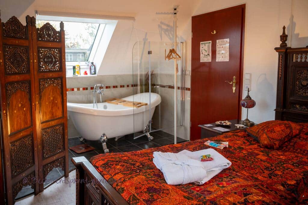 Die freistehende Badewanne mit Blick ins Zimmer. Ggf. für ältere Personen ein schwieriger Einstieg.
