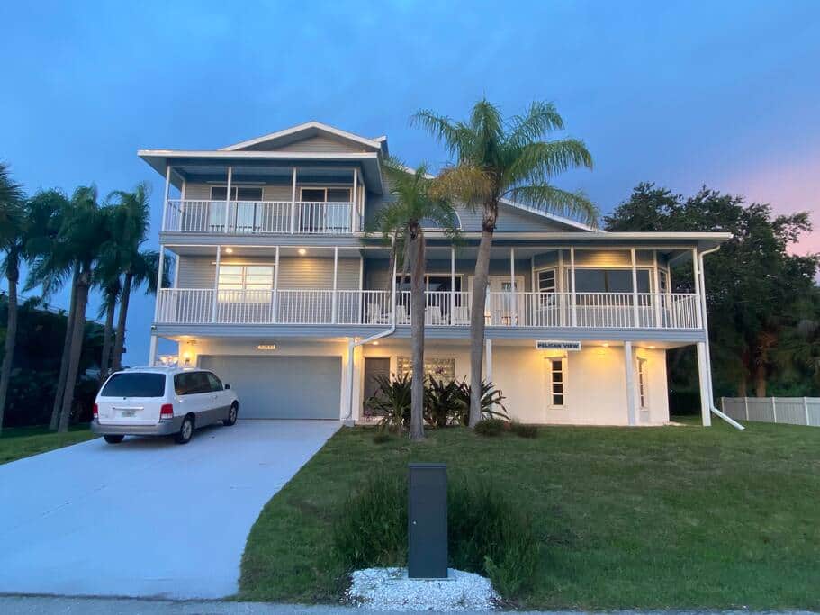 Parking for 4 cars in the driveway and 1 in front of the house