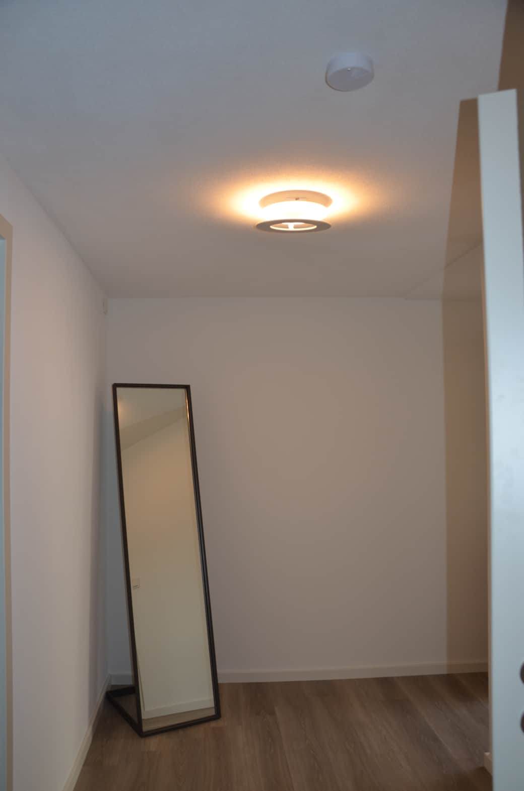 Geräumiger Eingangsbereich mit Garderobe und Schrank