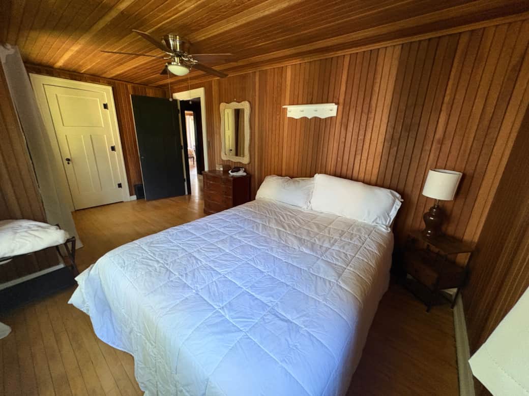 Bed room with a view of the lake
