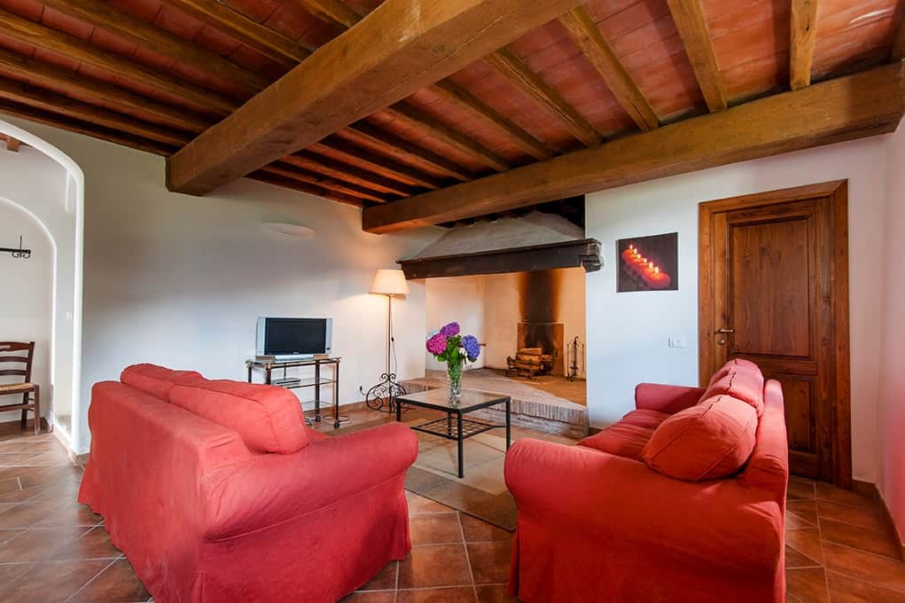 salone con divano letto matrimoniale, bagno ospiti e camino