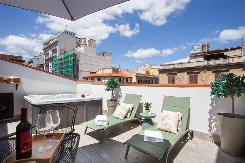 Terrazza con vasca idromassaggio