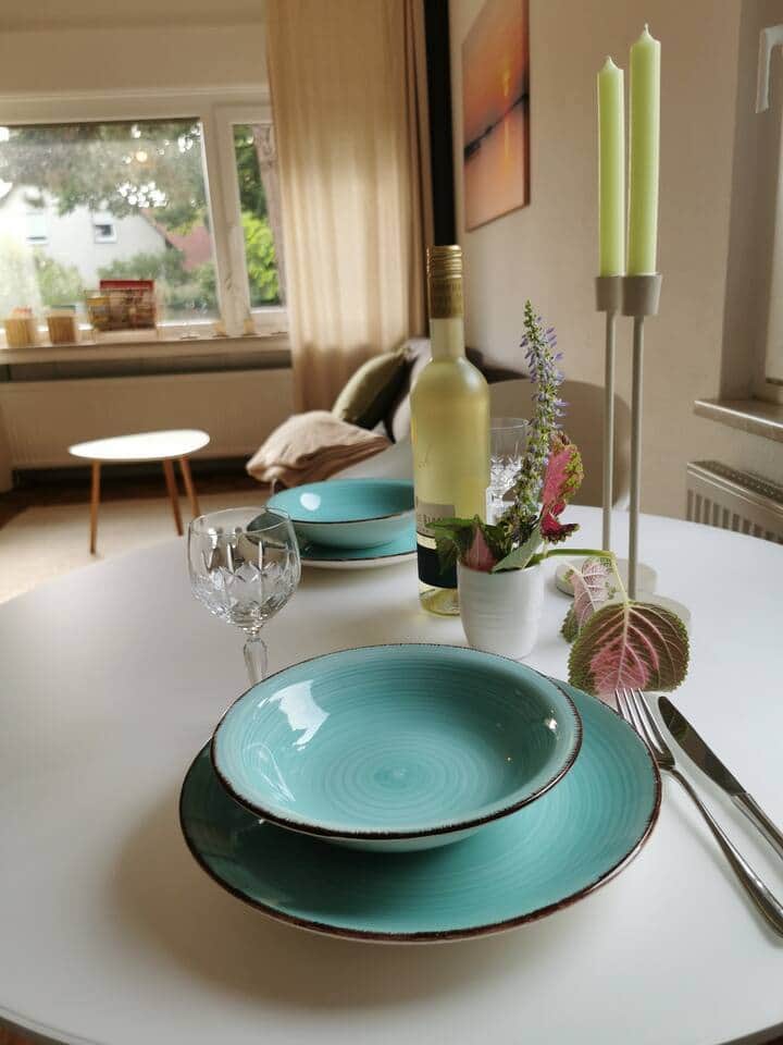 Ein gedeckter Tisch lädt zum gemeinsamen Frühstück oder Dinner ein – perfekt für entspannte Mahlzeiten in schöner Atmosphäre. Ein gedeckter Tisch lädt zum gemeinsamen Frühstück oder Dinner ein – perfekt für entspannte Mahlzeiten in schöner Atmosphäre.