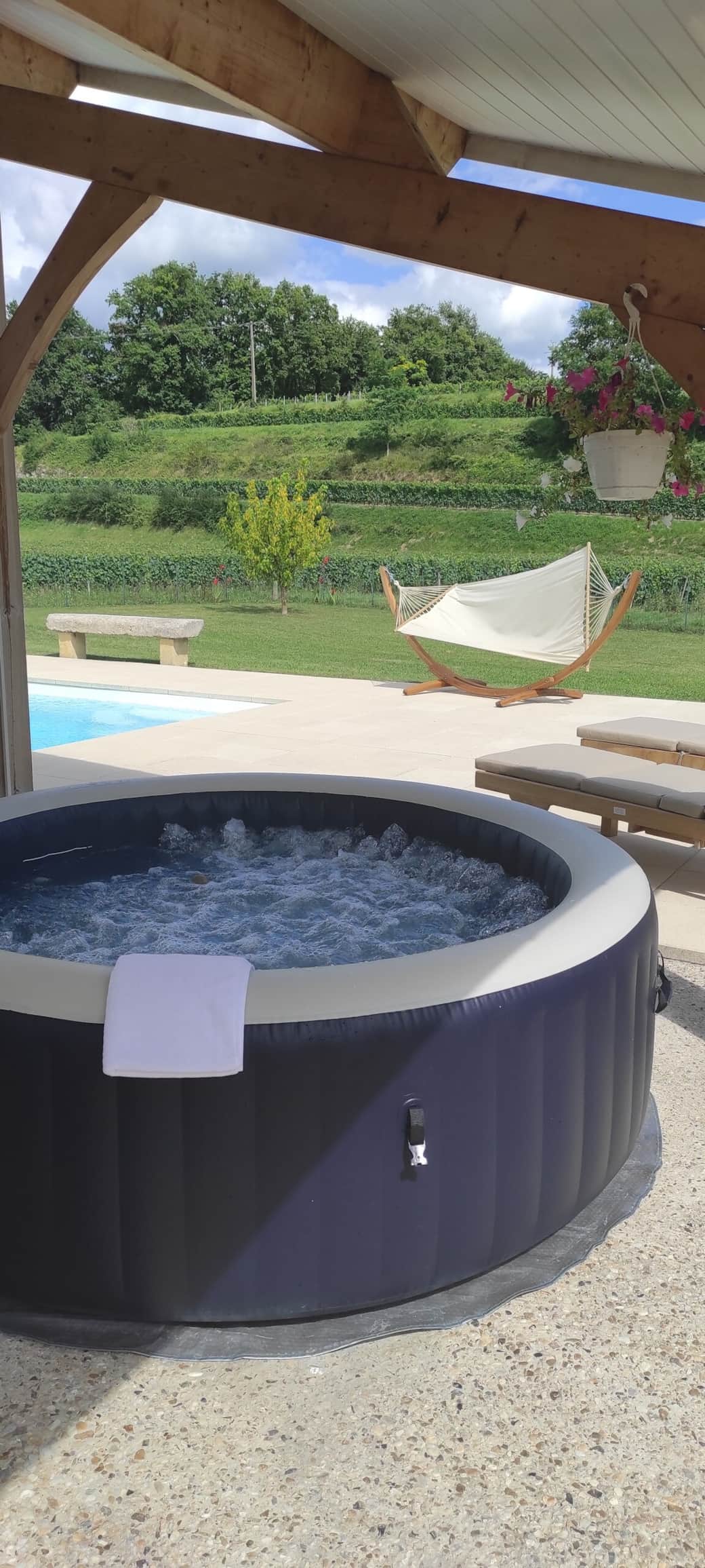 Jacuzzi avec vu panoramique sur le vignoble, chauffé à 39 degrés