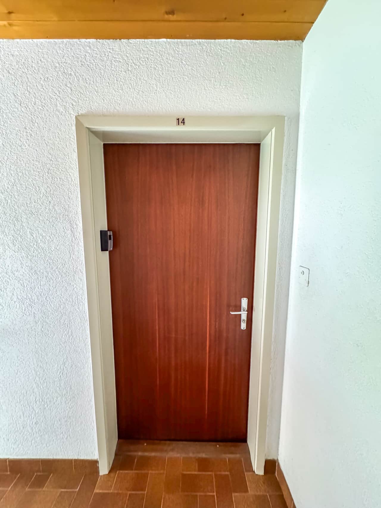 Wohnungstür mit Schlüsseltresor