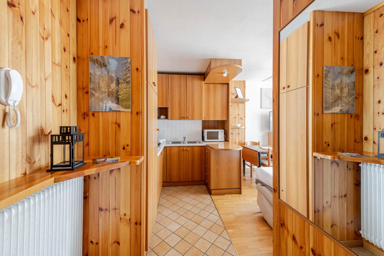 Holzküche mit Mikrowelle und Heizkörper