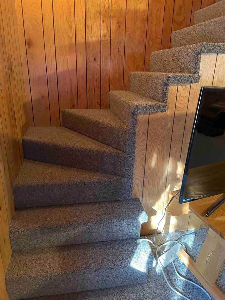 Upstairs to 3 bedrooms Upstairs to 3 bedrooms