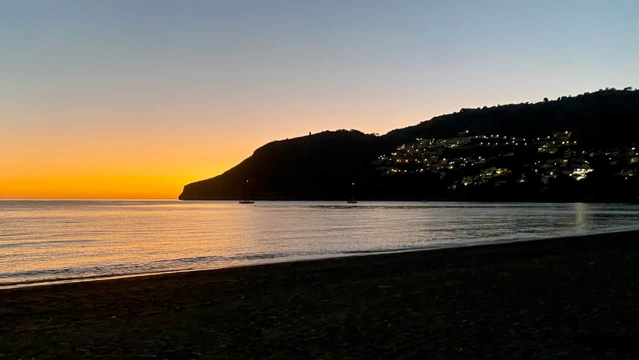 Zachód słońca nad zatoką La Herradura w Andaluzji, widok z klifów Cerro Gordo.
