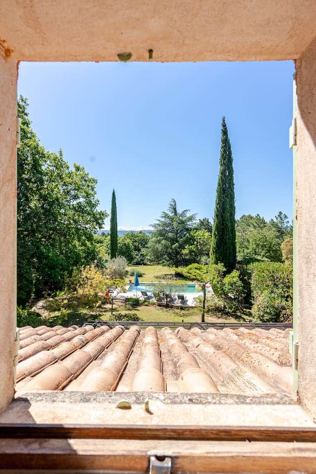 Vue sur le jardin depuis les chambres situées au premier étage de la maison. Vue sur le jardin depuis les chambres situées au premier étage de la maison.