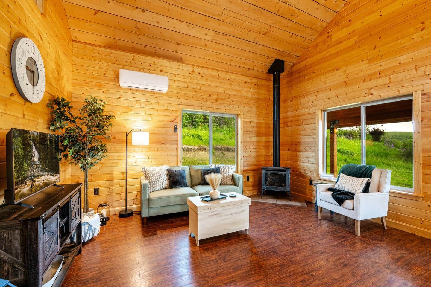 Magpie Cabin bathroom