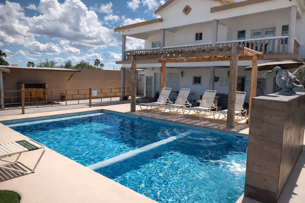 Casa front view with pool 