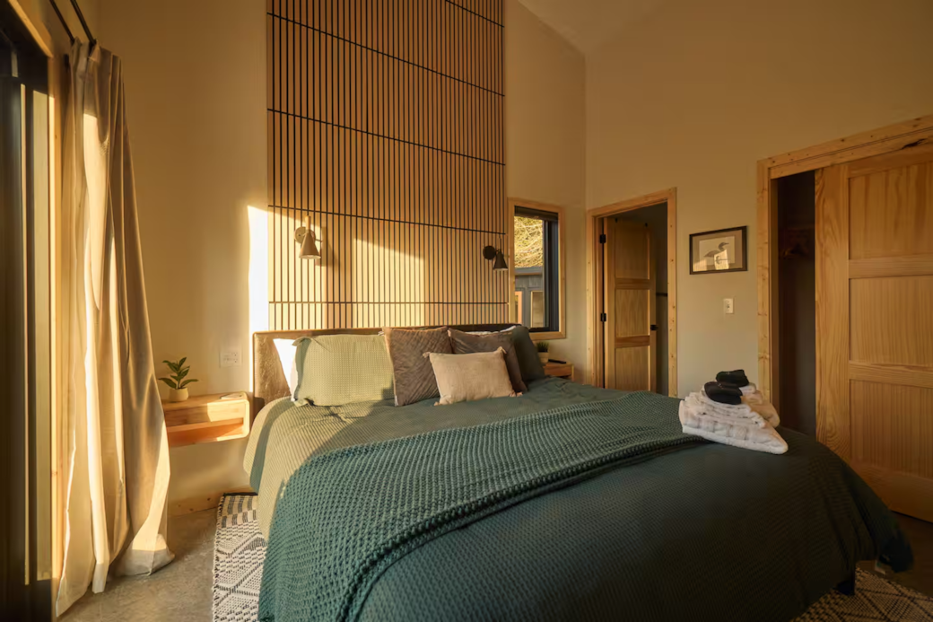 Main Bedroom Option for Natural Light or Blackout Curtains