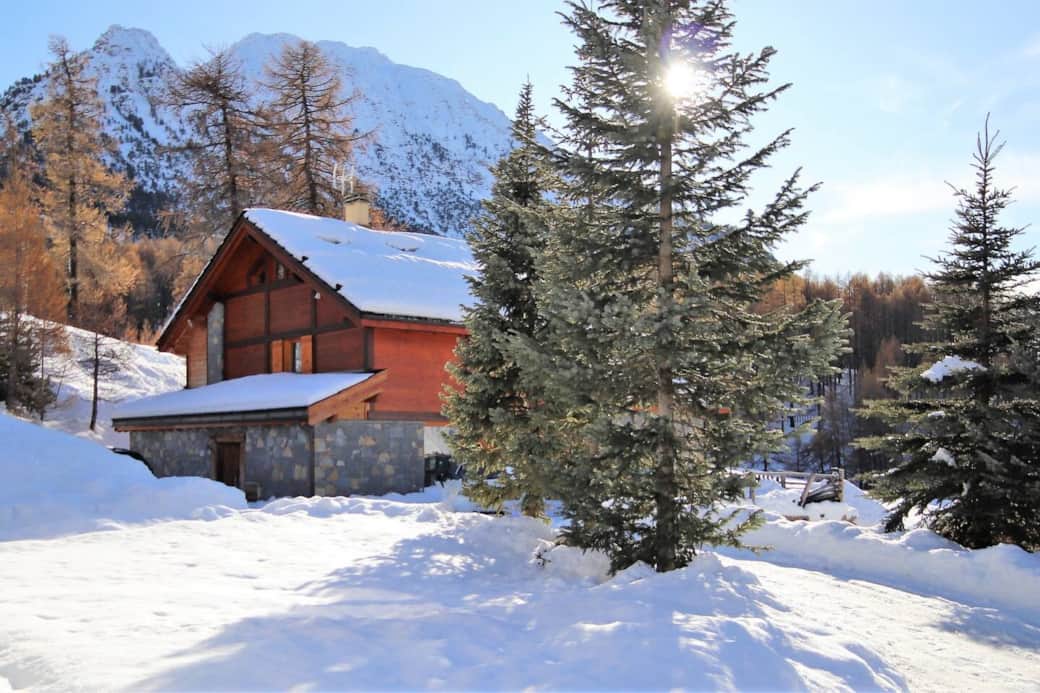 Pourtant un grand chalet de 360m², le chalet le Soleil s'intègre parfaitement dans le paysage pour créer ce magnifique paysage.
