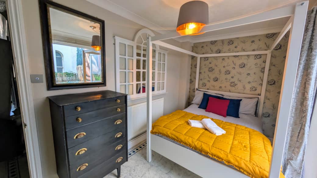4 Poster bed 