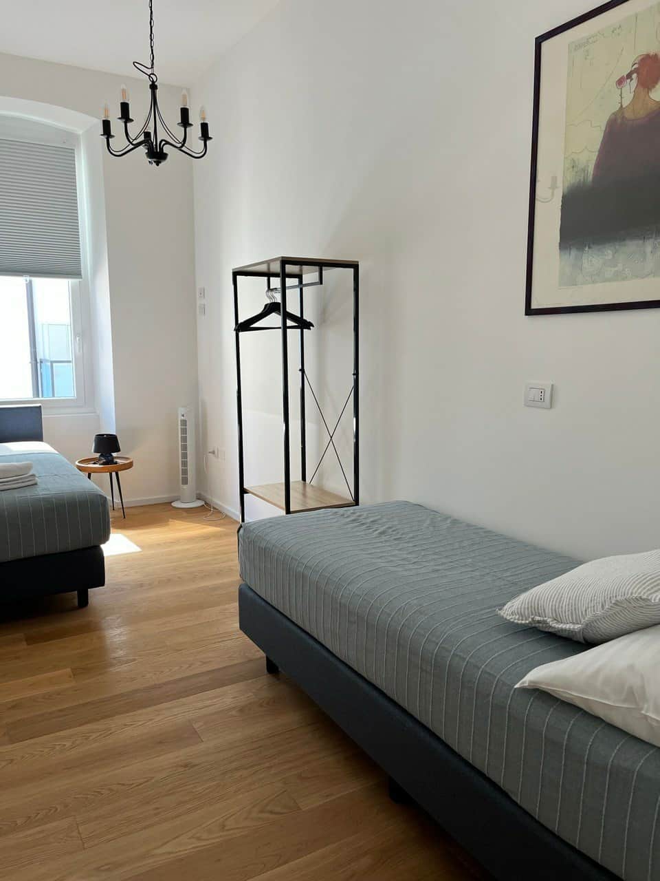 Second bedroom with two single beds 
